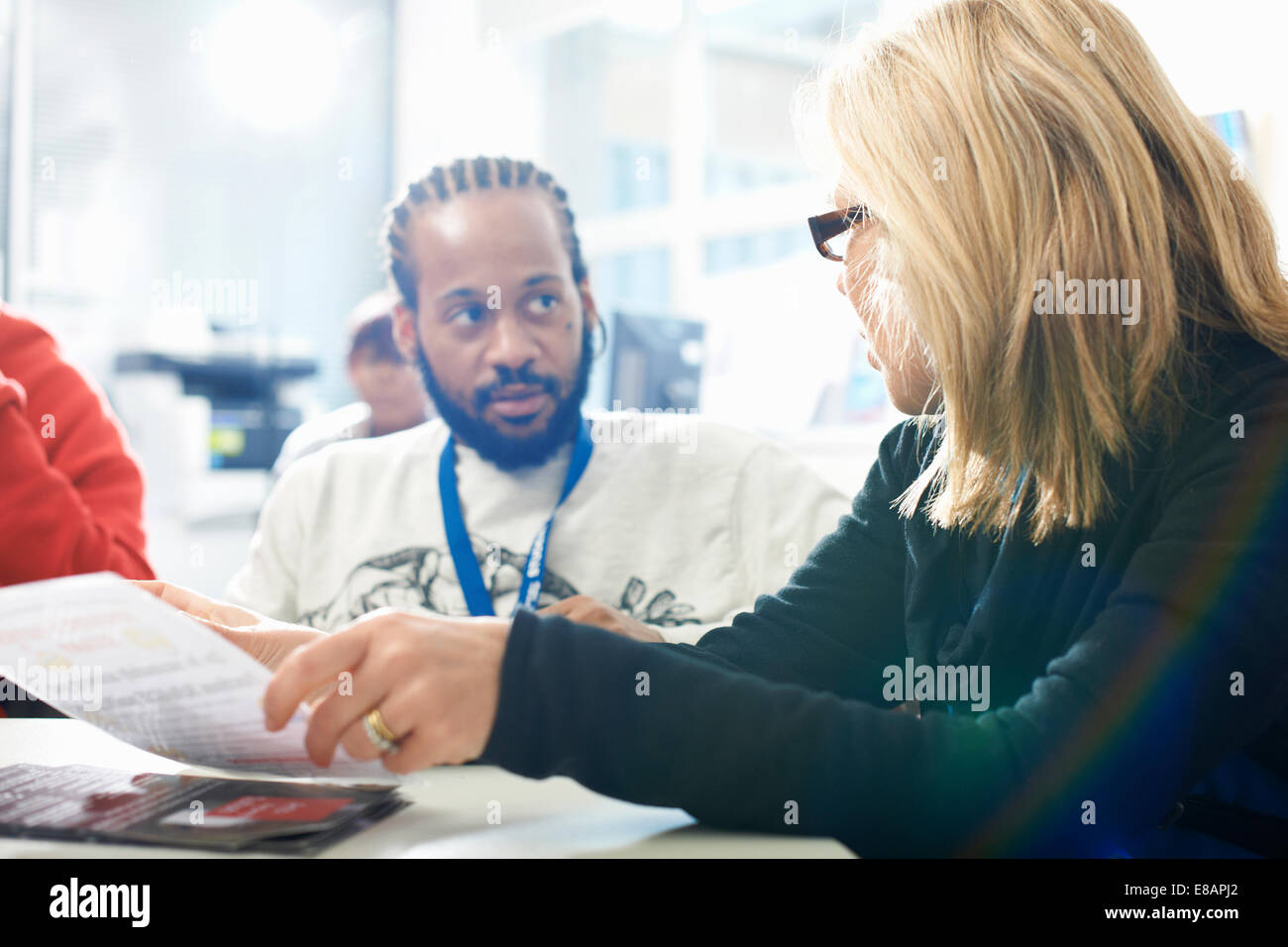Docente femminile e studenti del college di discussione informale in aula Foto Stock