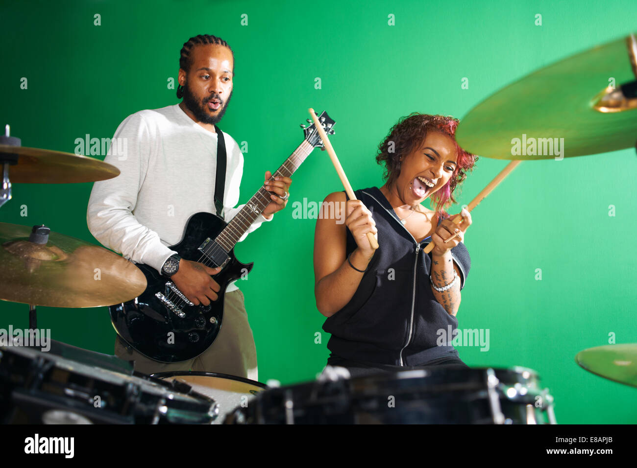 Gli studenti a suonare la chitarra e percussioni in college music room Foto Stock