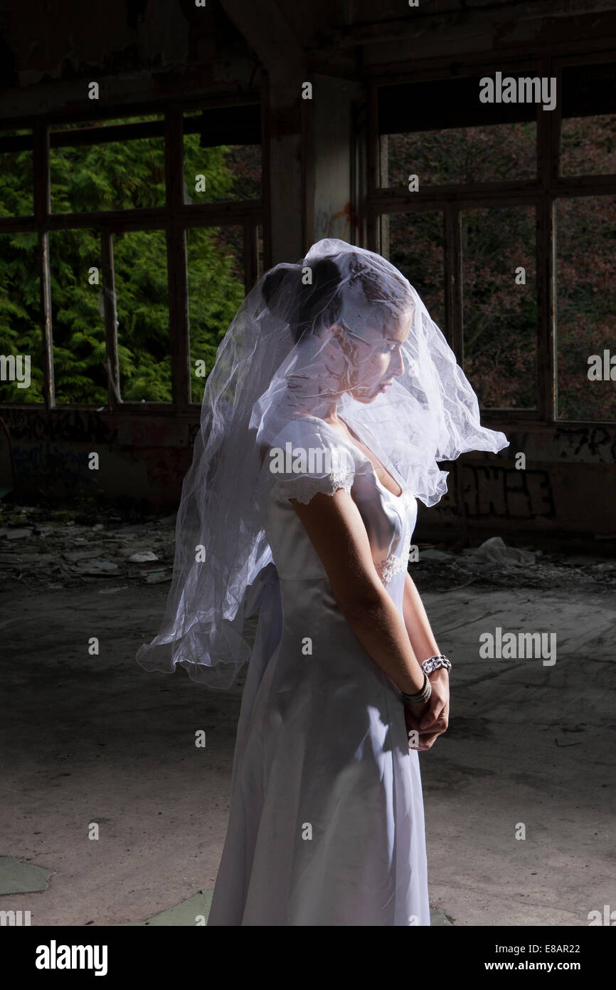 Ritratto di sposa in vuoto interno abbandonati Foto Stock