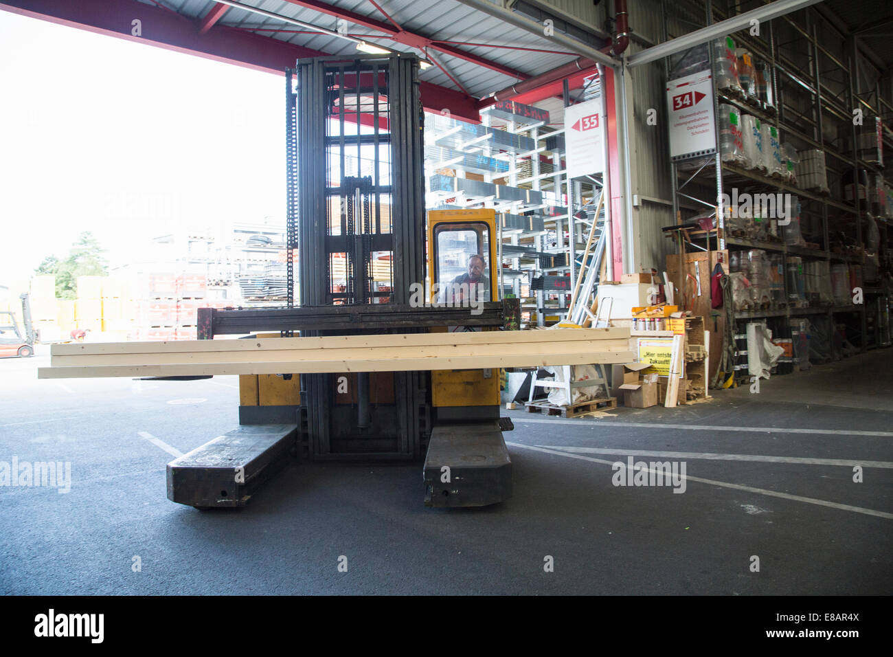 Negozio di ferramenta magazzino mobile worker assi di carrello elevatore a forche Foto Stock