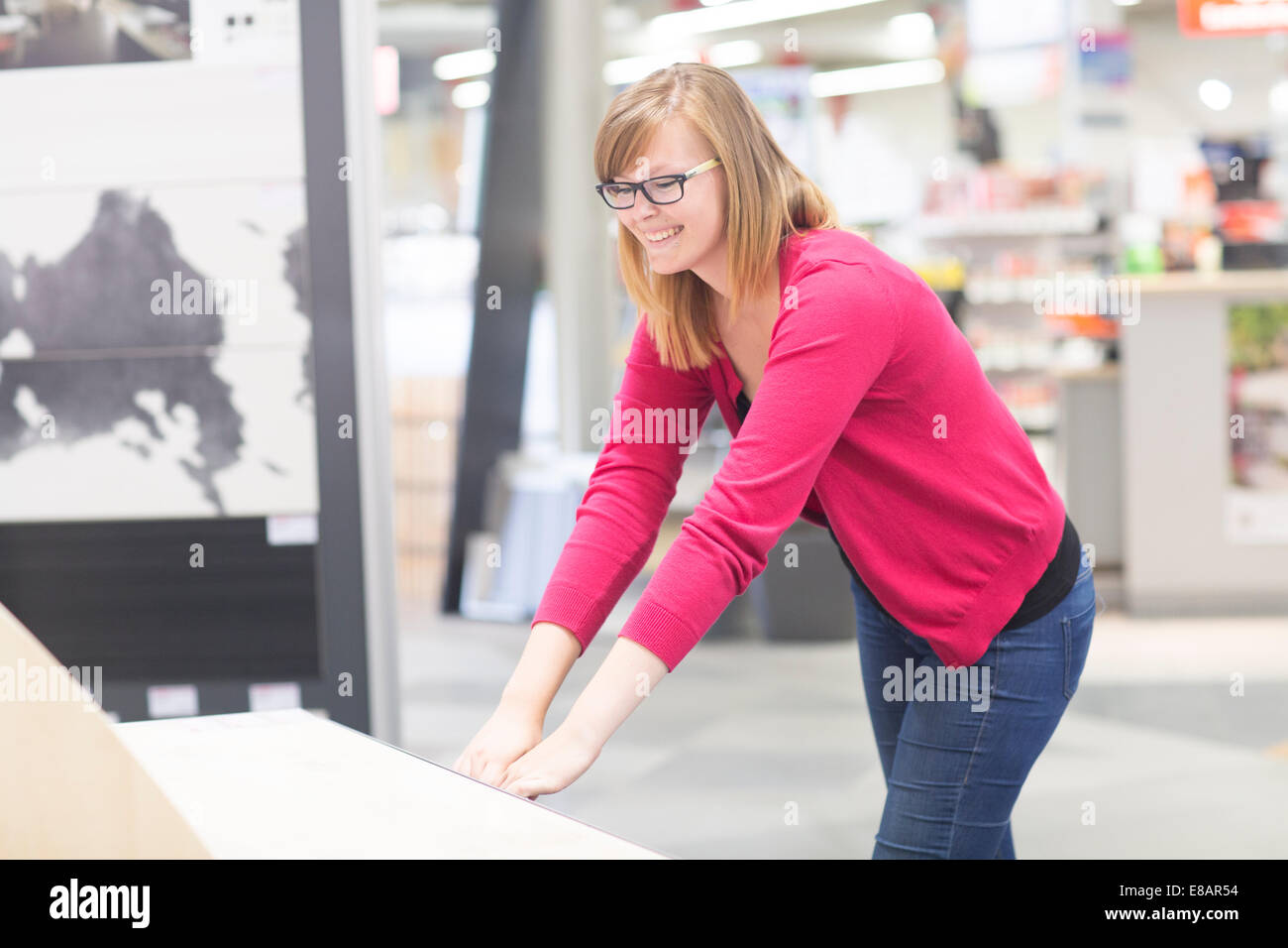 Femmina apertura del cliente cassettiera in negozio di ferramenta Foto Stock
