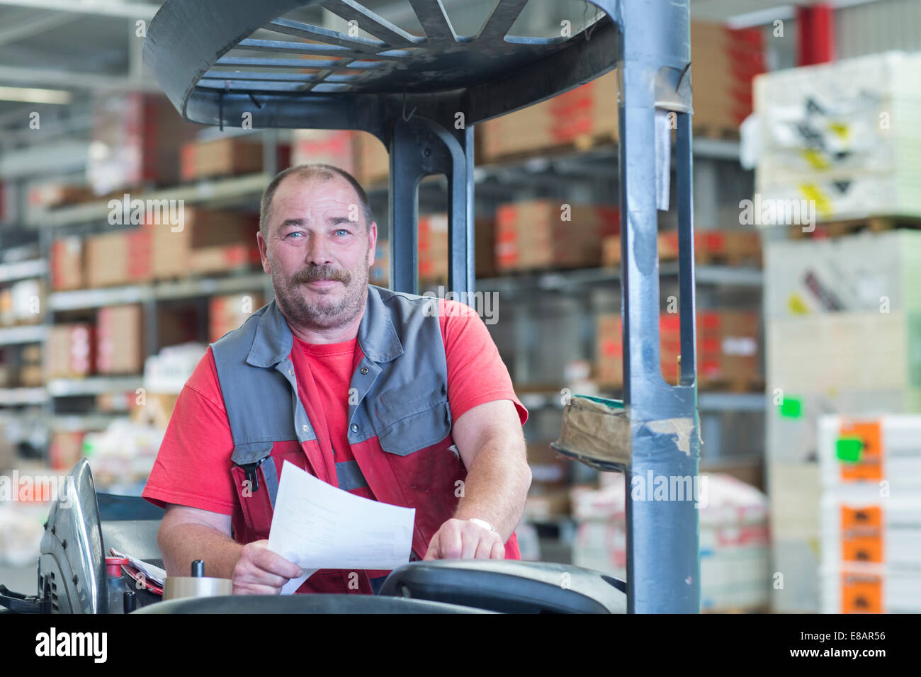 Ritratto di carrello elevatore driver hardware in magazzino Foto Stock