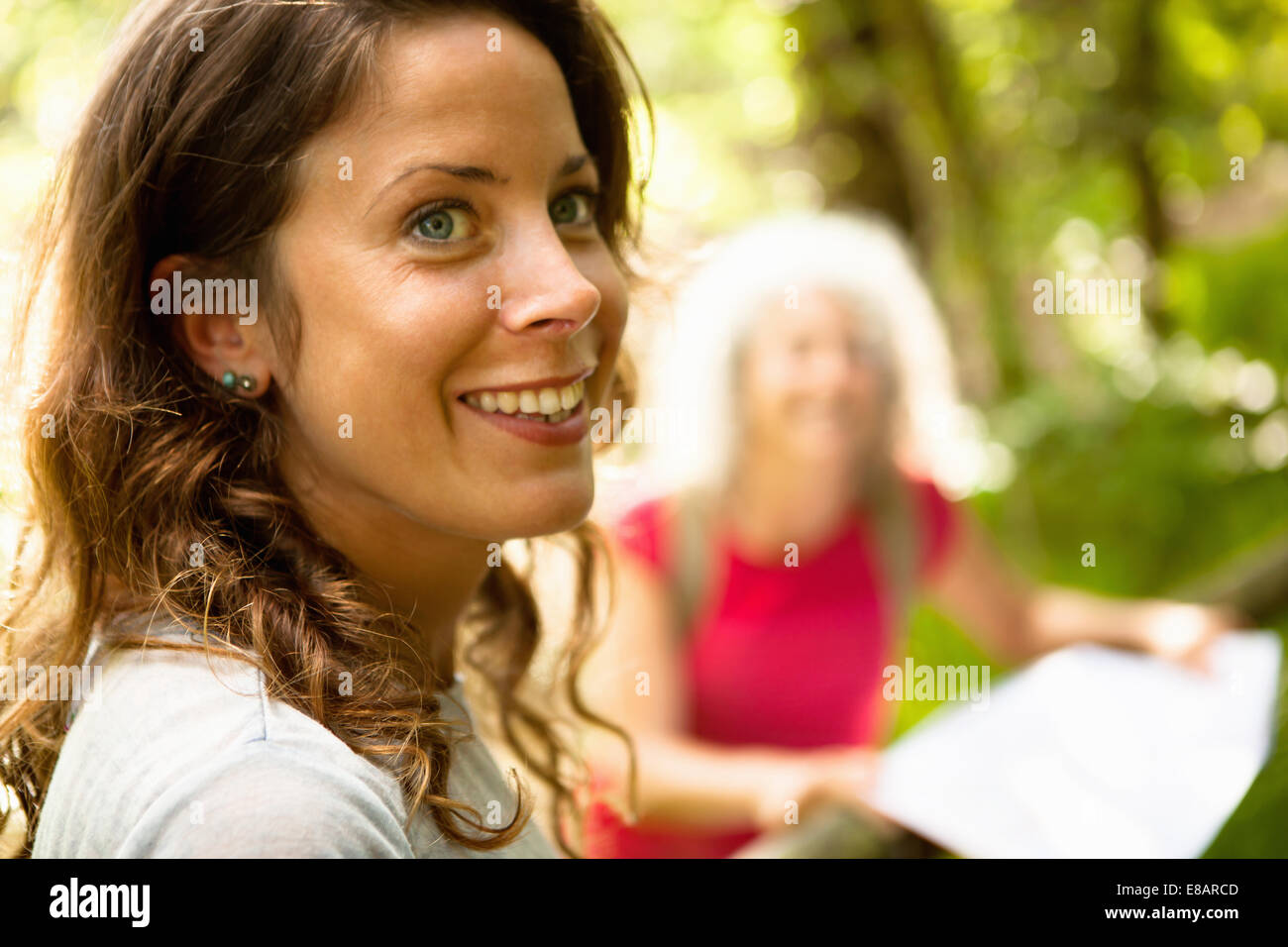 Vista laterale della donna con un ampio sorriso Foto Stock