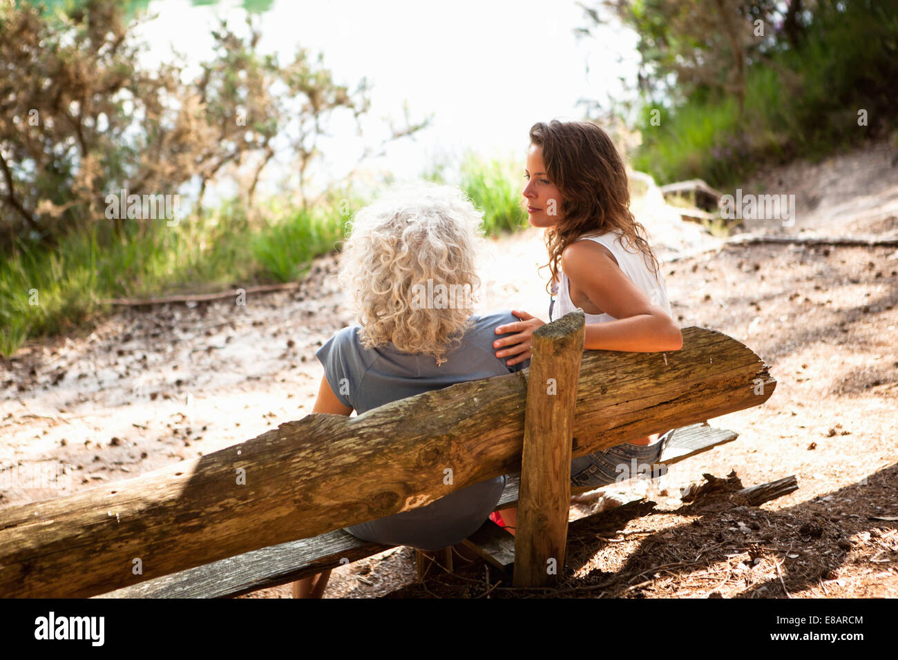 Madre e figlia per godersi la natura, il blu piscina, Wareham Dorset, Regno Unito Foto Stock