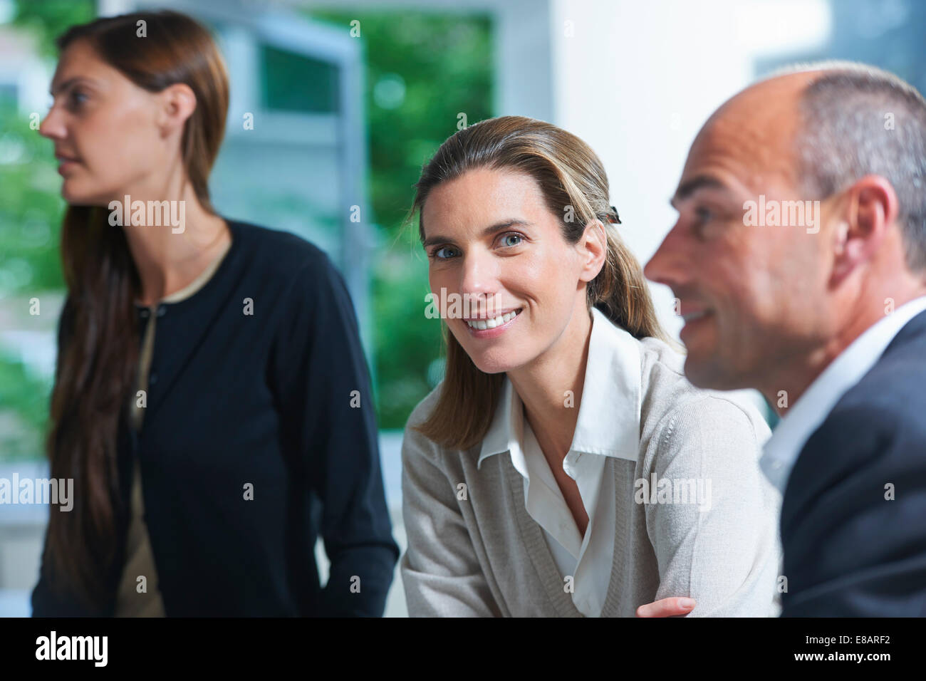 Ritratto di imprenditrice tra colleghi in ufficio Foto Stock