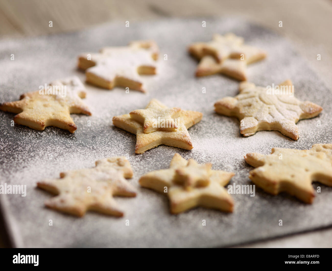 Close up di pane appena sfornato, biscotti natalizi sul vassoio da forno Foto Stock