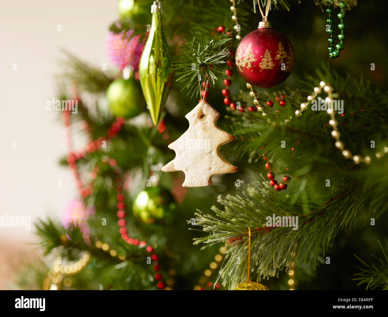 Close up di albero di natale con baubles e biscotti di Natale Foto Stock