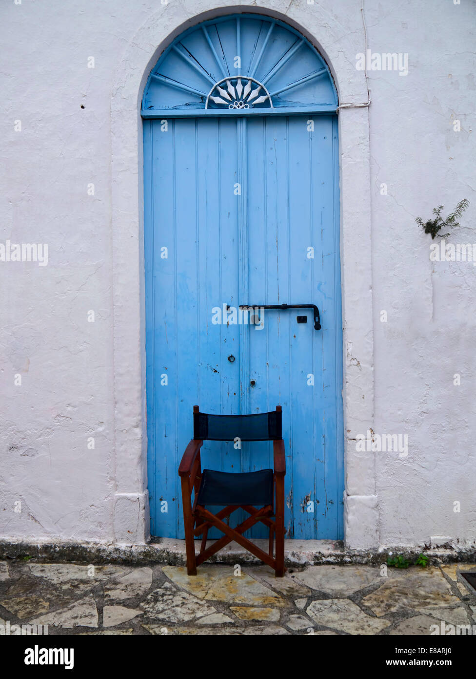 Un tradizionale greco porta blu nel villaggio di Fiskardo sull'isola di Cefalonia in Grecia Foto Stock