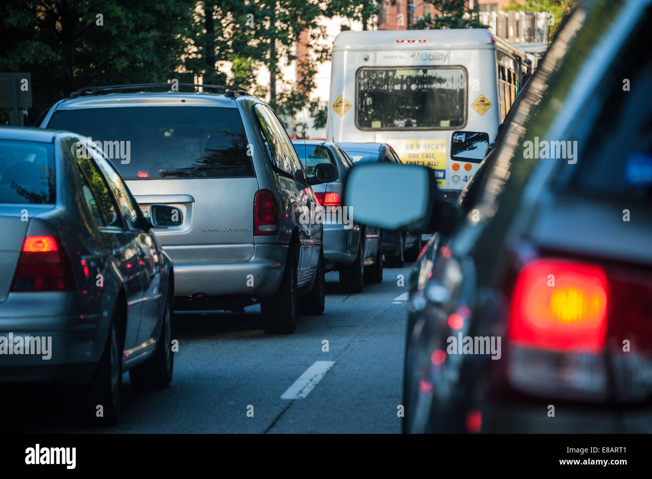 La mattina presto Atlanta ora di punta del traffico su Ponce de Leon Avenue come pendolari di testa nella città. Atlanta, Georgia, Stati Uniti d'America. Foto Stock