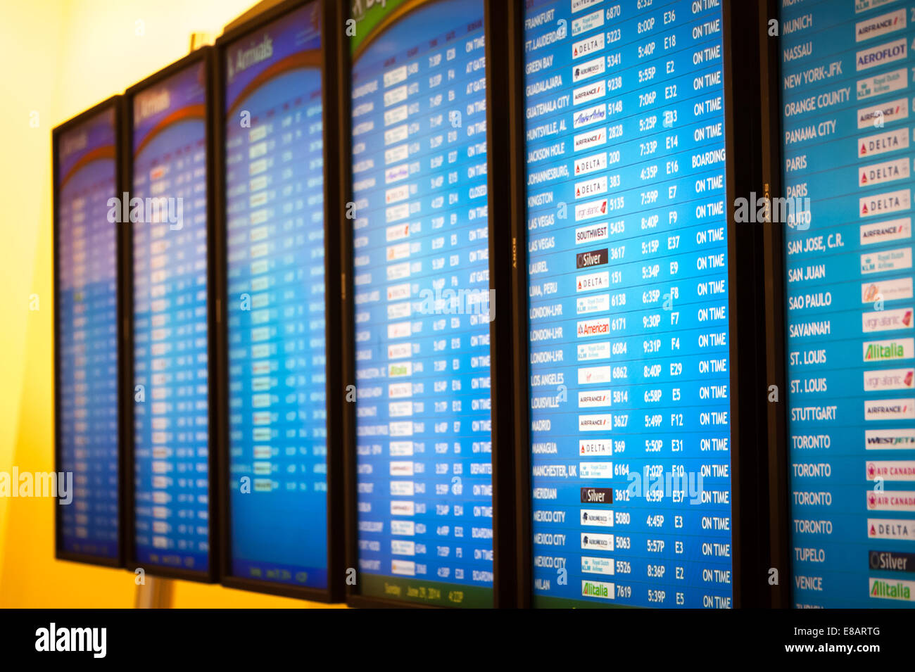 La pianificazione del volo delle schermate di informazioni nel terminale internazionale di Atlanta International Airport, il mondo aeroporto più trafficato. Foto Stock