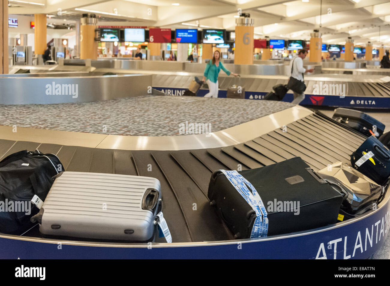 Il reclamo bagagli e la giostra di passeggeri all'Aeroporto Internazionale Hartsfield-Jackson di Atlanta a Atlanta, Georgia, Stati Uniti d'America. Foto Stock