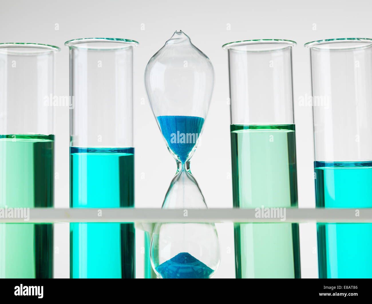 Ora seduta di vetro in un tubo di prova rack per illustrare il fattore tempo per portare le idee di ricerca di mercato Foto Stock