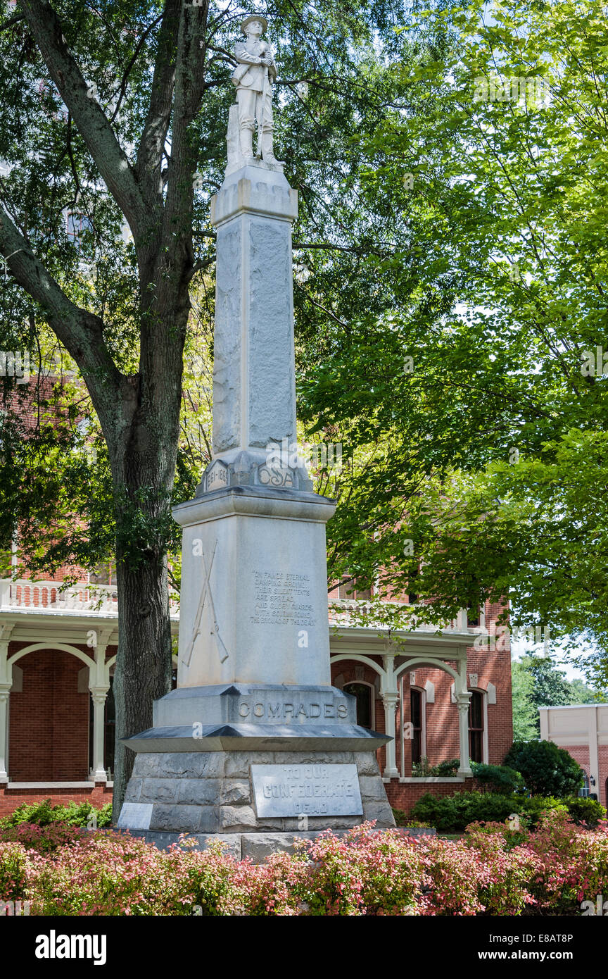 Memoriale confederati di fronte allo storico Walton County Courthouse nel centro cittadino di Monroe, Georgia, Stati Uniti d'America. Foto Stock