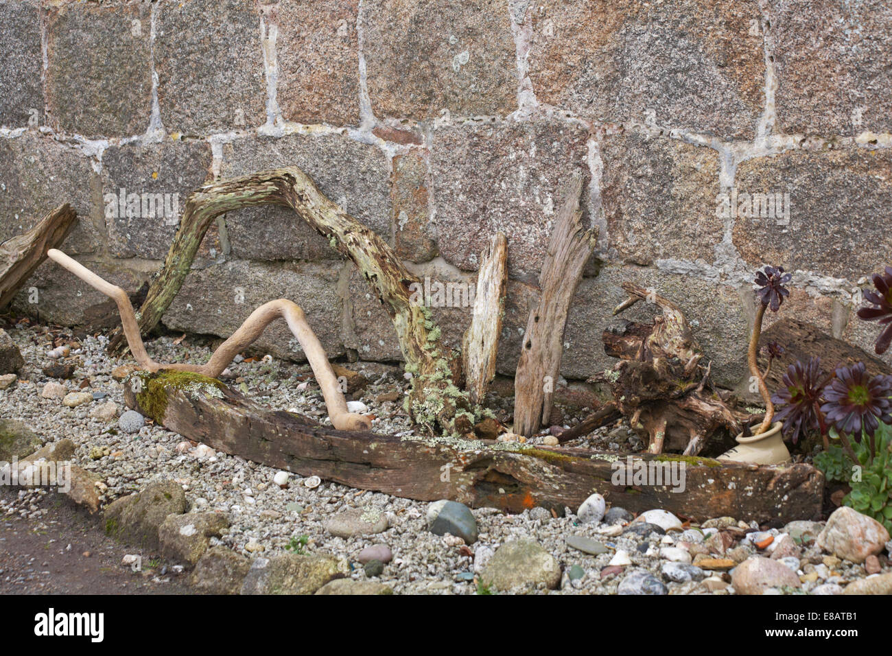Selezione di driftwood al di fuori di casa a St Marys, isole Scilly, Scillies, Cornwall nel mese di aprile Foto Stock