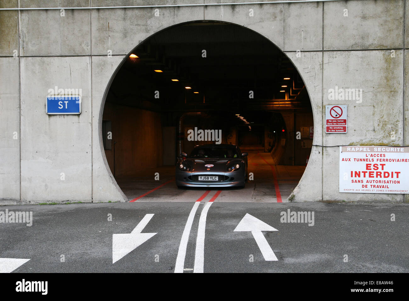 Raro scorgere all'interno del tunnel di servizio a Eurotunnel tra il Regno Unito e la Francia con un auto elettrica che emergono sul lato francese Foto Stock
