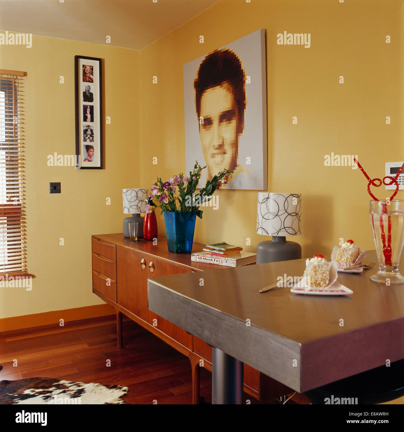 Foto di Elvis sulla parete al di sopra degli anni Cinquanta credenza nel retro-salotto stile Foto Stock
