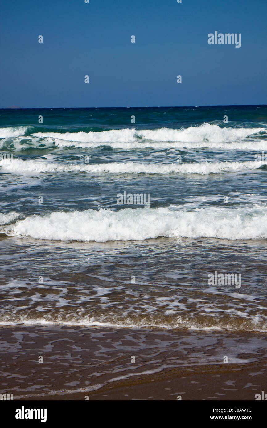 Le onde di atterraggio su una spiaggia/superficiali dell'immagine messa a fuoco Foto Stock