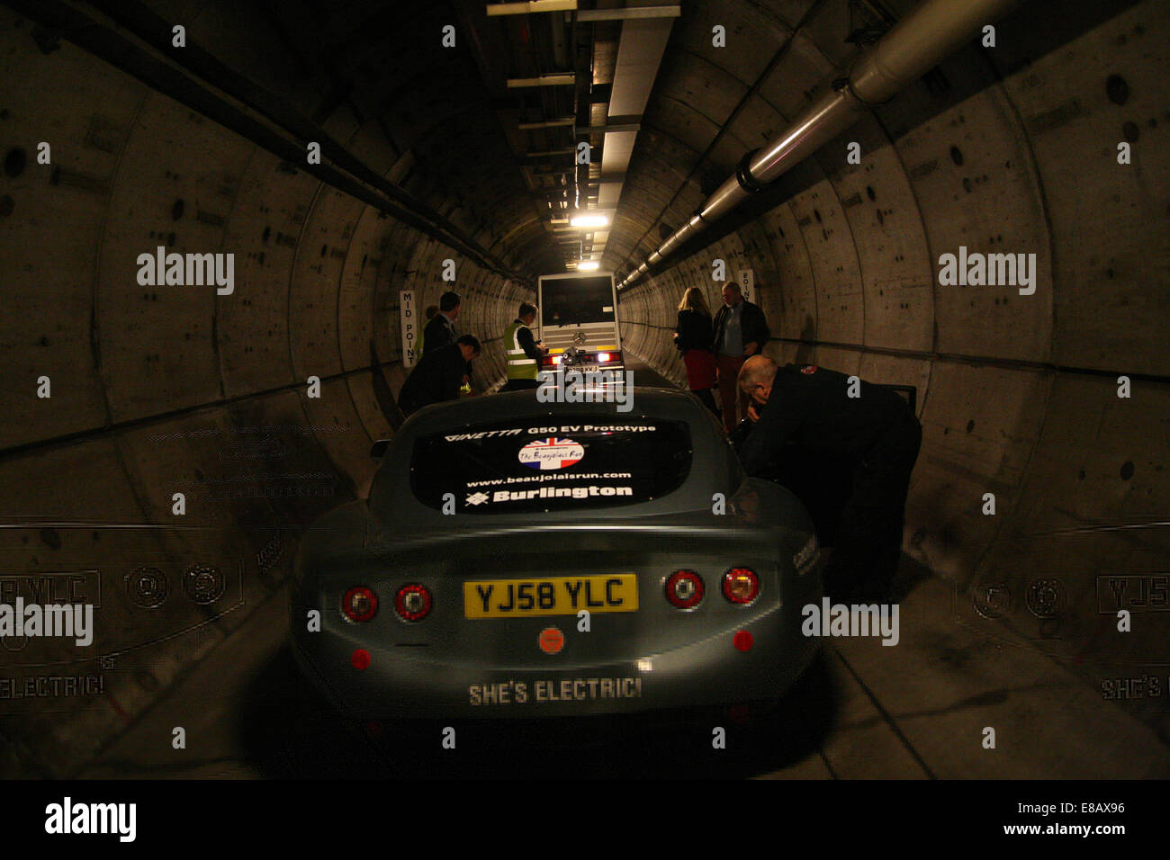 Raro scorgere all'interno del tunnel di servizio a Eurotunnel tra il Regno Unito e la Francia con una Ginetta auto elettrica Foto Stock