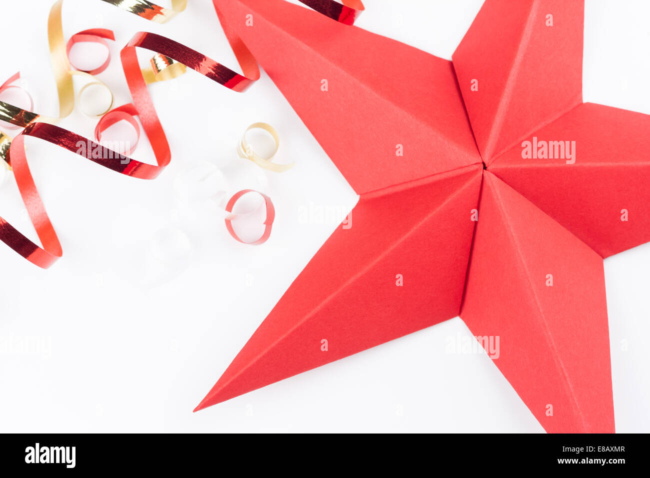 Stella Di Natale In Origami.Un Rosso Origami Stella Di Natale Su Uno Sfondo Bianco Con Colorate Listelli Decorativi Foto Stock Alamy