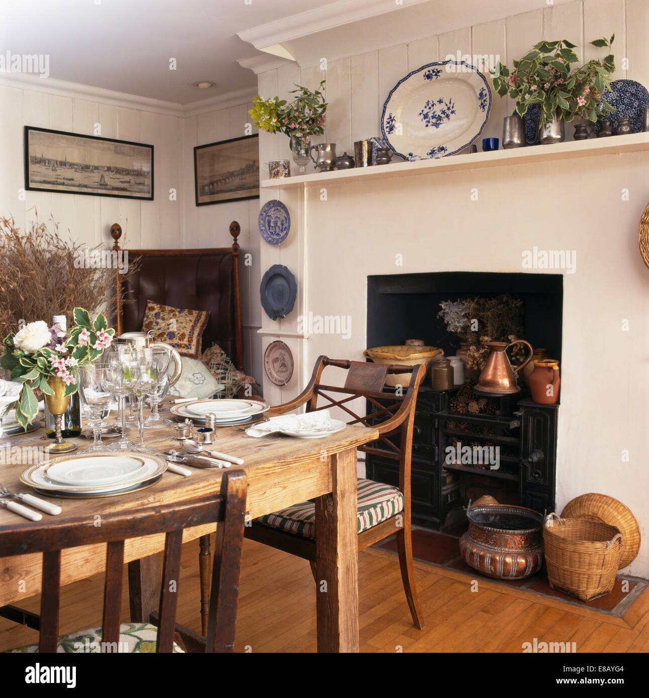 Sedie antiche a pino antico tavolo per il pranzo di fronte al caminetto nel  paese sala da pranzo Foto stock - Alamy