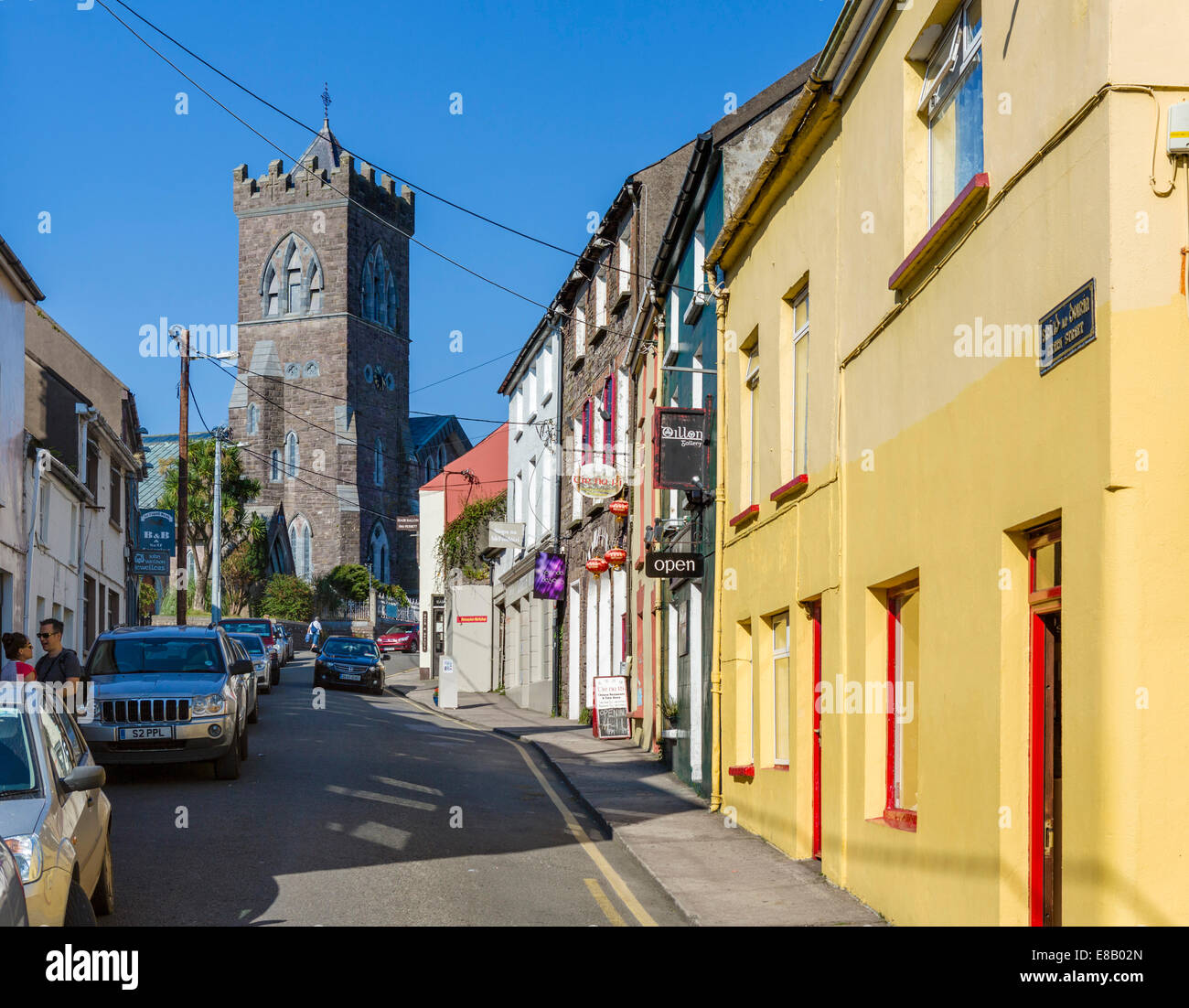 Vista di Green Street verso la chiesa di Santa Maria, Dingle, penisola di Dingle, nella contea di Kerry, Repubblica di Irlanda Foto Stock