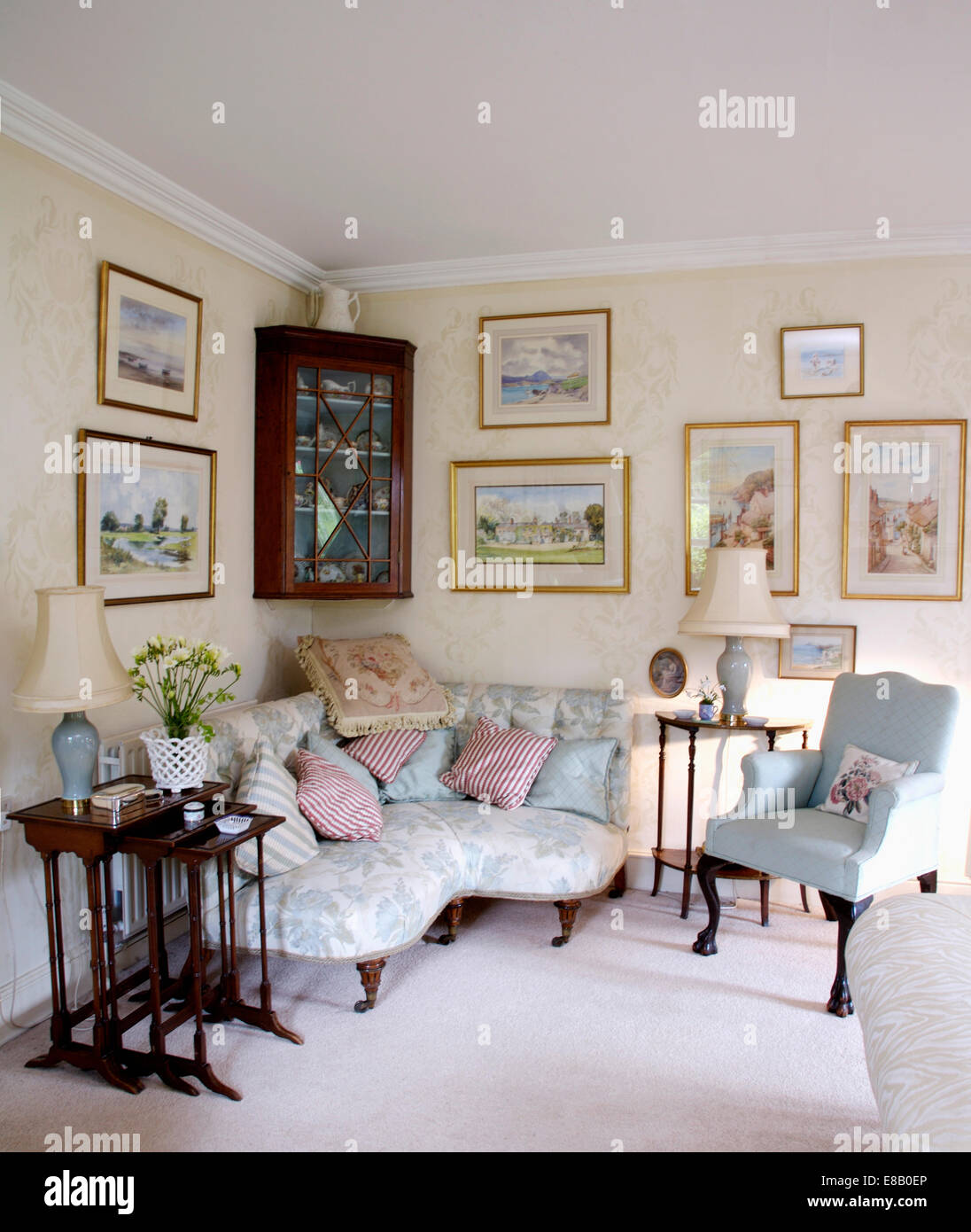 Foto sopra di blu pallido Victorian divano ad angolo in country living salotto con mobili di antiquariato e tappeto bianco Foto Stock