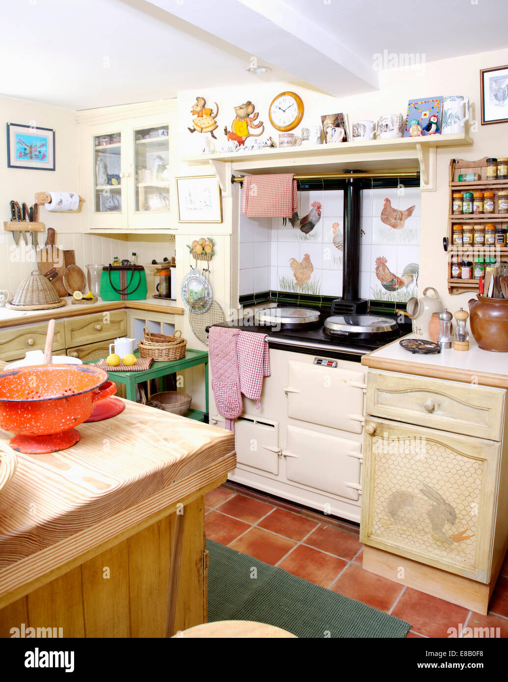 Bianco forno di AGA e pavimento in piastrelle di terracotta in cottage con  cucina dipinto trompe-l'oeil coniglio su antina Foto stock - Alamy