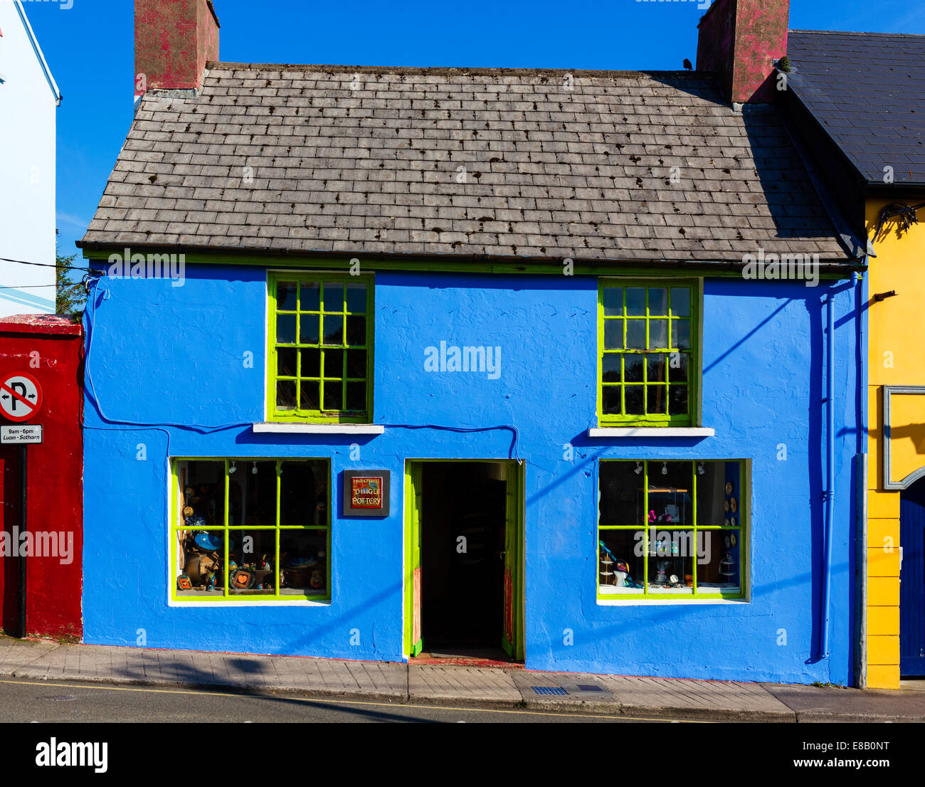 Piccolo e tradizionale negozio di ceramiche su Green Street, Dingle, penisola di Dingle, nella contea di Kerry, Repubblica di Irlanda Foto Stock