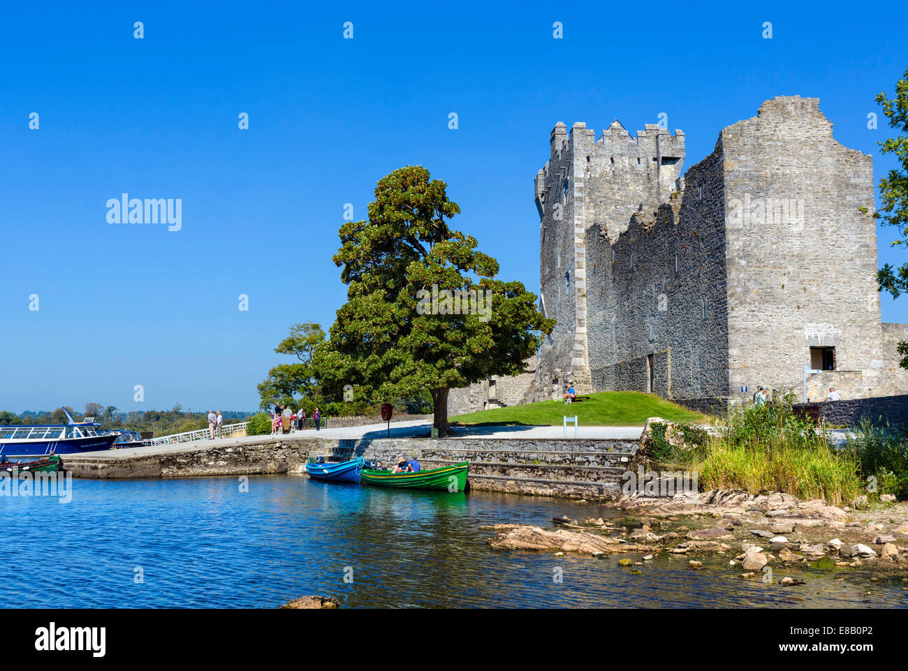 15Il thC Ross Castle sulle rive del Lough Leane, Parco Nazionale di Killarney, nella contea di Kerry, Repubblica di Irlanda Foto Stock