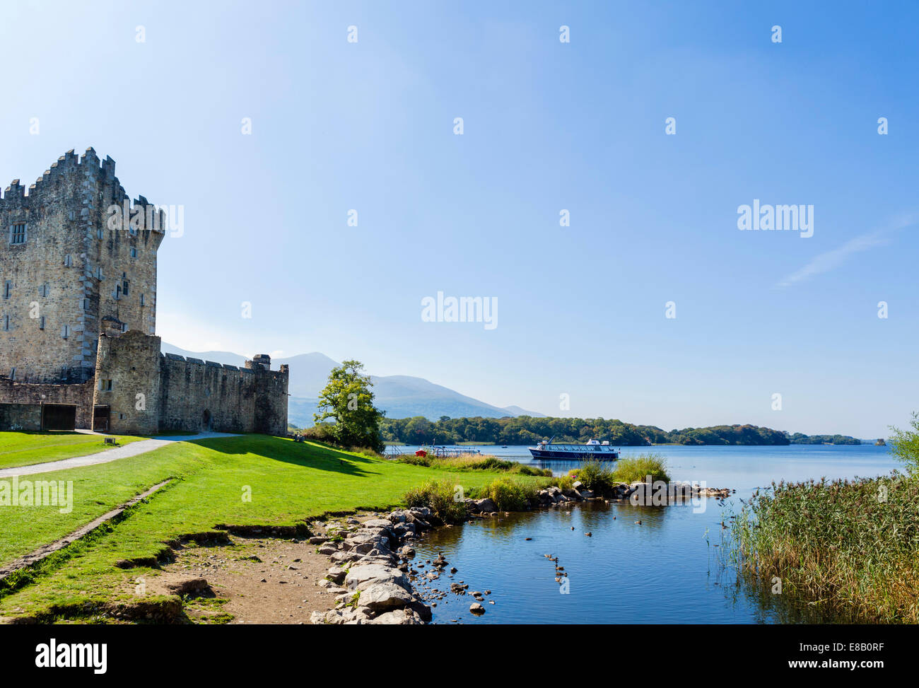 15Il thC Ross Castle sulle rive del Lough Leane, Parco Nazionale di Killarney, nella contea di Kerry, Repubblica di Irlanda Foto Stock