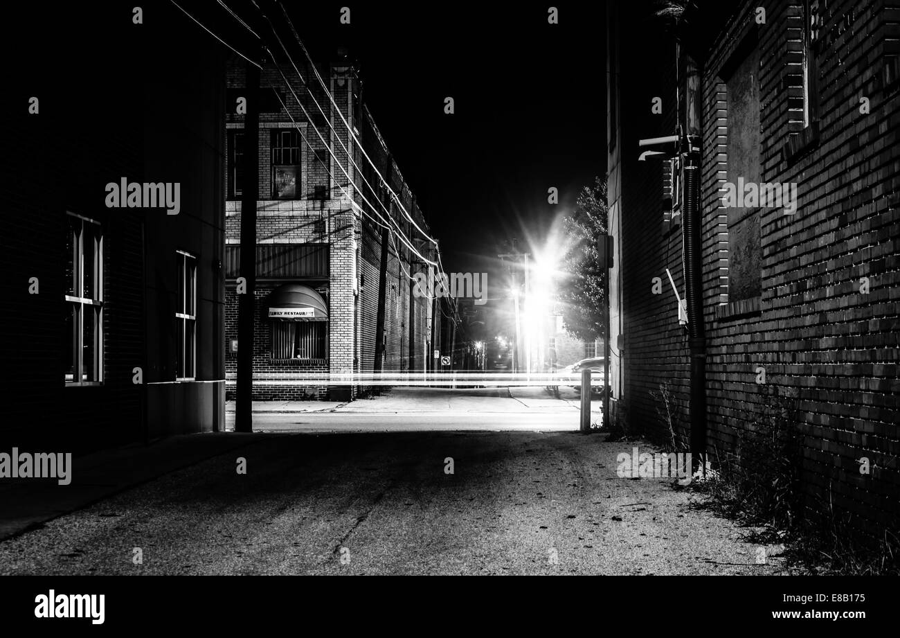 Vicolo buio e luce sentieri in Hannover, Pennsylvania di notte. Foto Stock