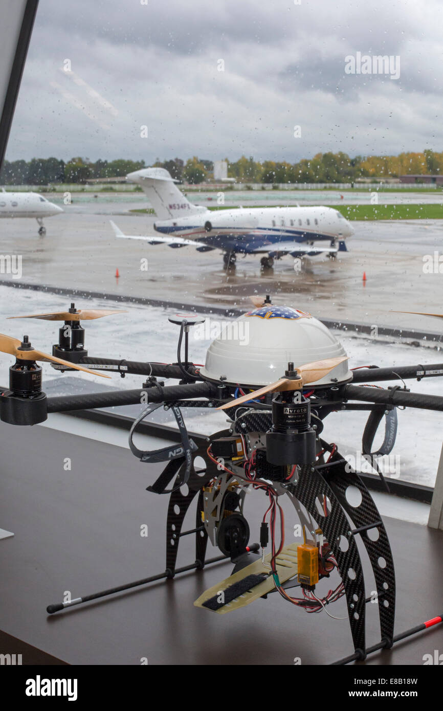 Detroit, Michigan - un drone (drone) fabbricato da Detroit Aircraft Corporation a Detroit City Airport. Foto Stock