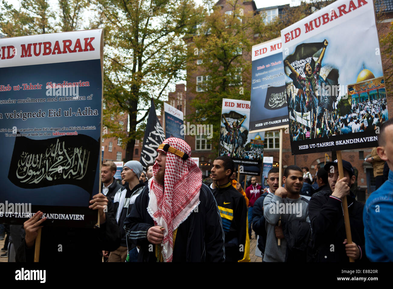 Copenhagen, Danimarca. 3 Ottobre, 2014. I musulmani si riuniscono a Copenaghen per celebrare la festa di Eid organizzato da Hizb ut-Tharir. Questo evento di Eid, - chiamato Eid-ul Adha - è la seconda di quest'anno e viene tenuto 70 giorni dopo la fine del Ramadan e coincide con il pellegrinaggio alla Mecca. Hizb ut-Tharir vedere Creazione del califfato, governato dalla legge islamica, come suo obiettivo. Credito: OJPHOTOS/Alamy Live News Foto Stock