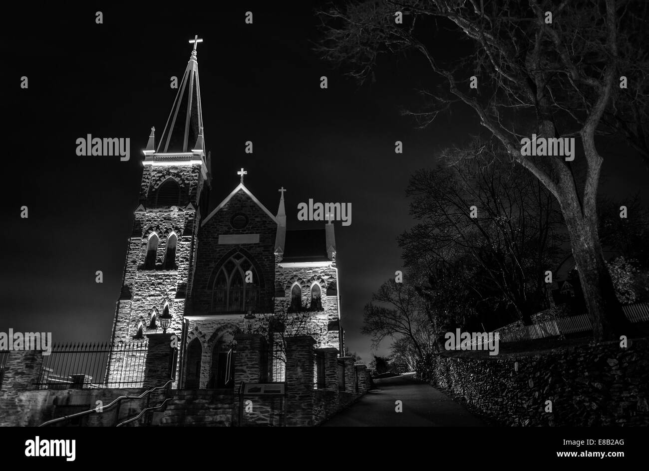 San Pietro Chiesa Cattolica Romana di notte, Harper's Ferry, WV. Foto Stock