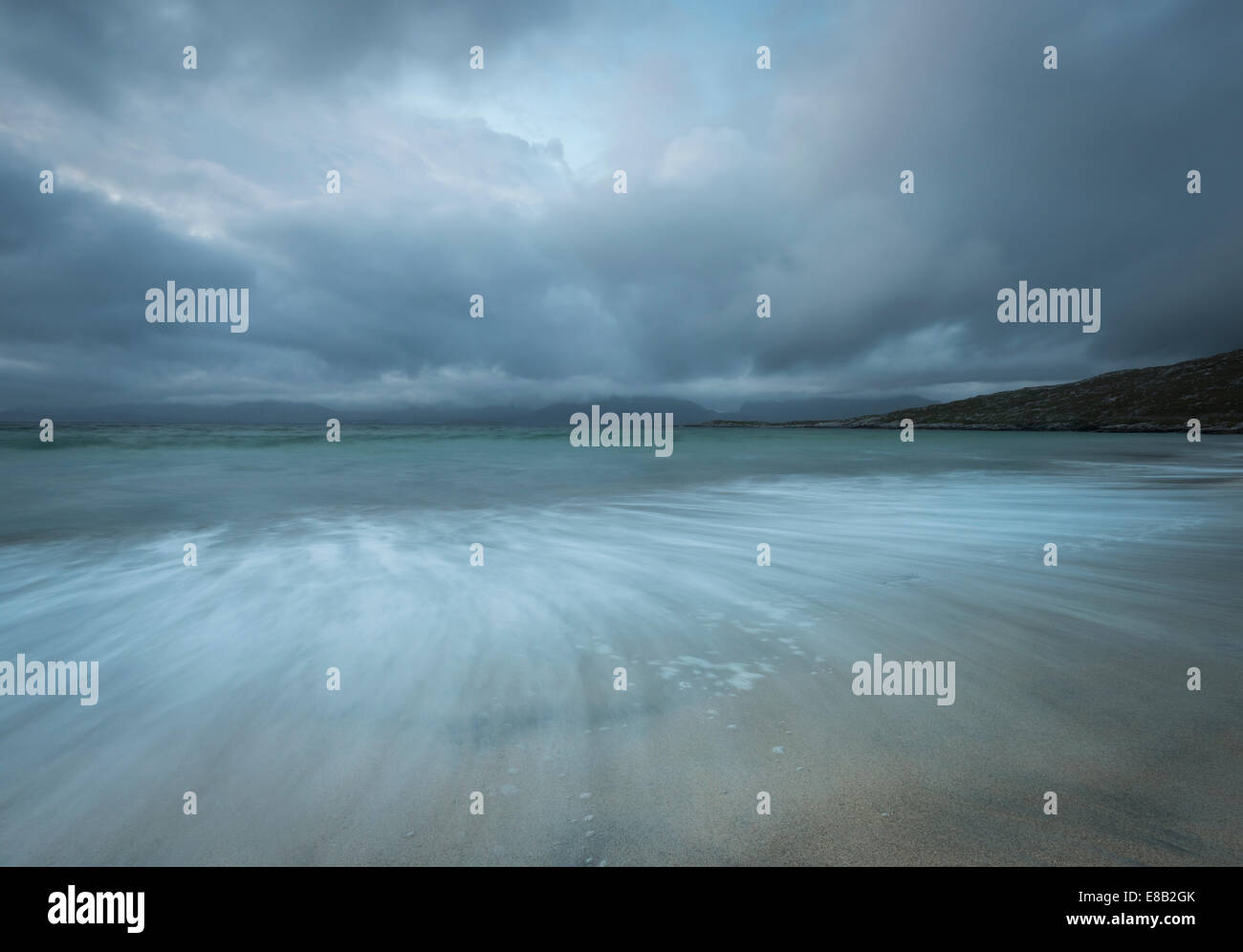 Drammatico cielo tempestoso e con un flusso di marea a Luskentire beach, Isle of Harris, Ebridi Esterne, Scozia Foto Stock