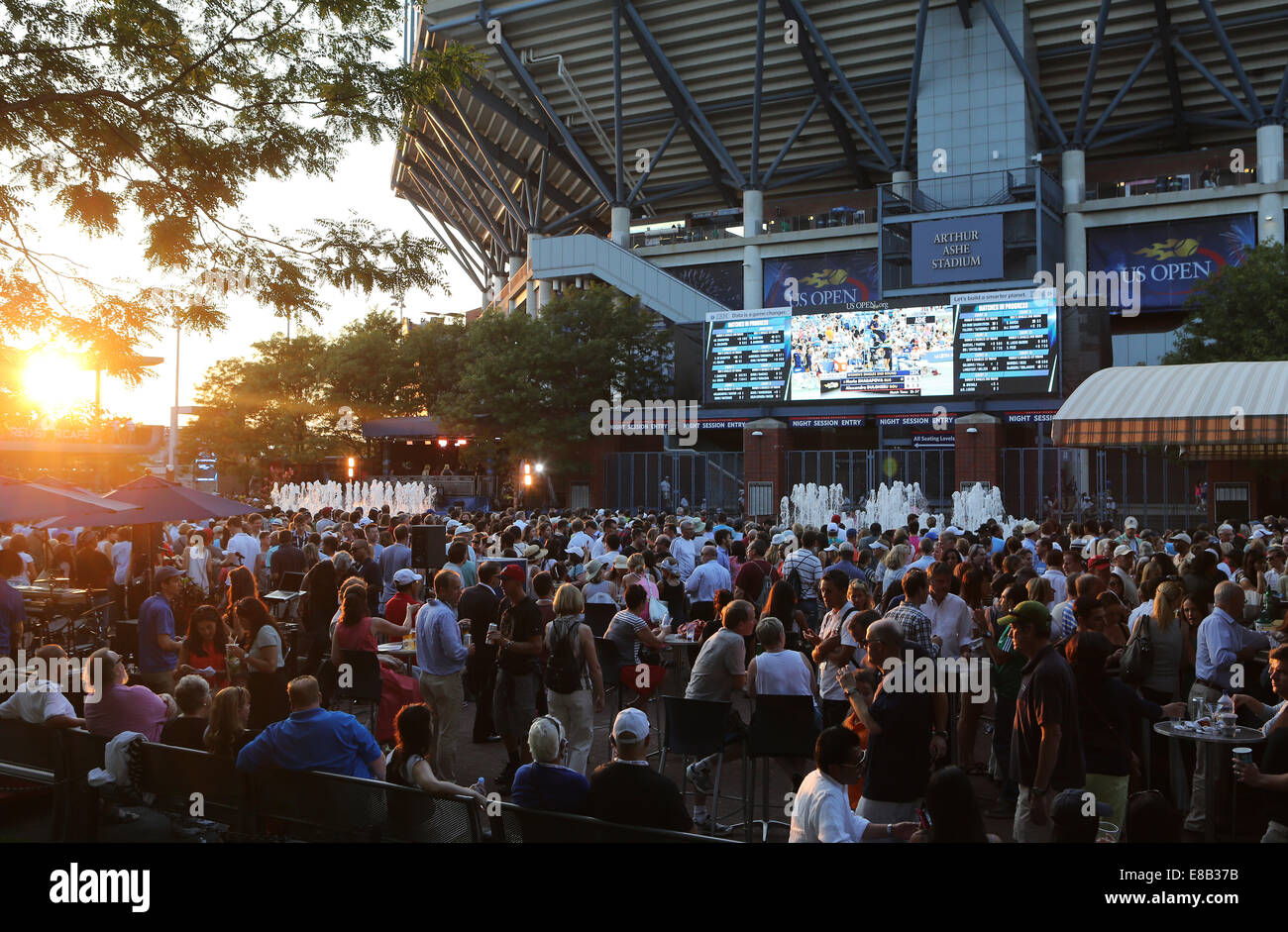 Gli spettatori in attesa di entrare nell'Arthur Ashe Stadium per la sessione di notti,New York,STATI UNITI D'AMERICA. Foto Stock