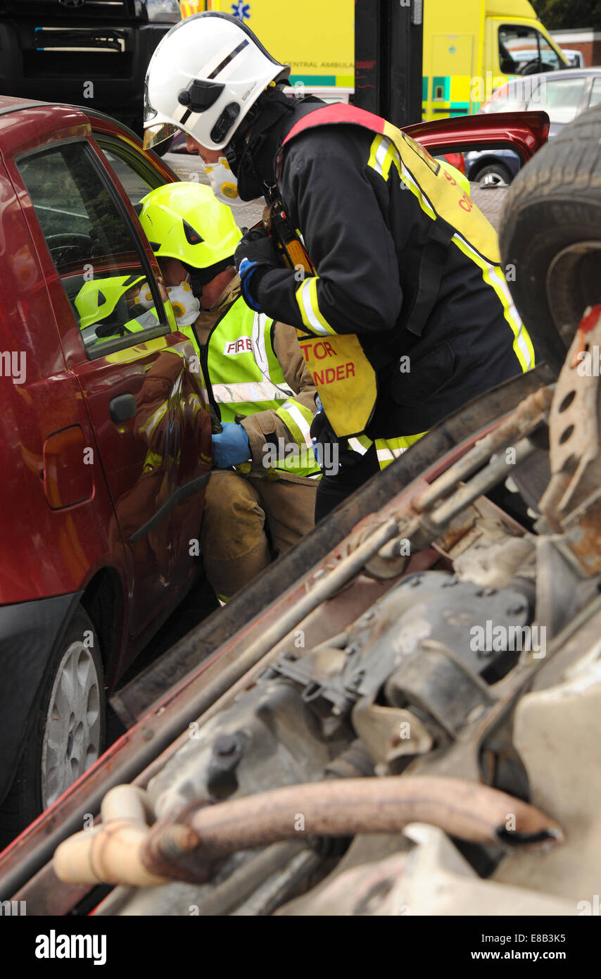 Fire Officer presso car crash Foto Stock