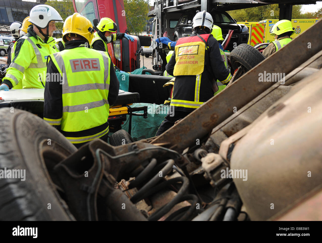 Fire e ambulanza equipaggi al grave incidente esercizio Foto Stock