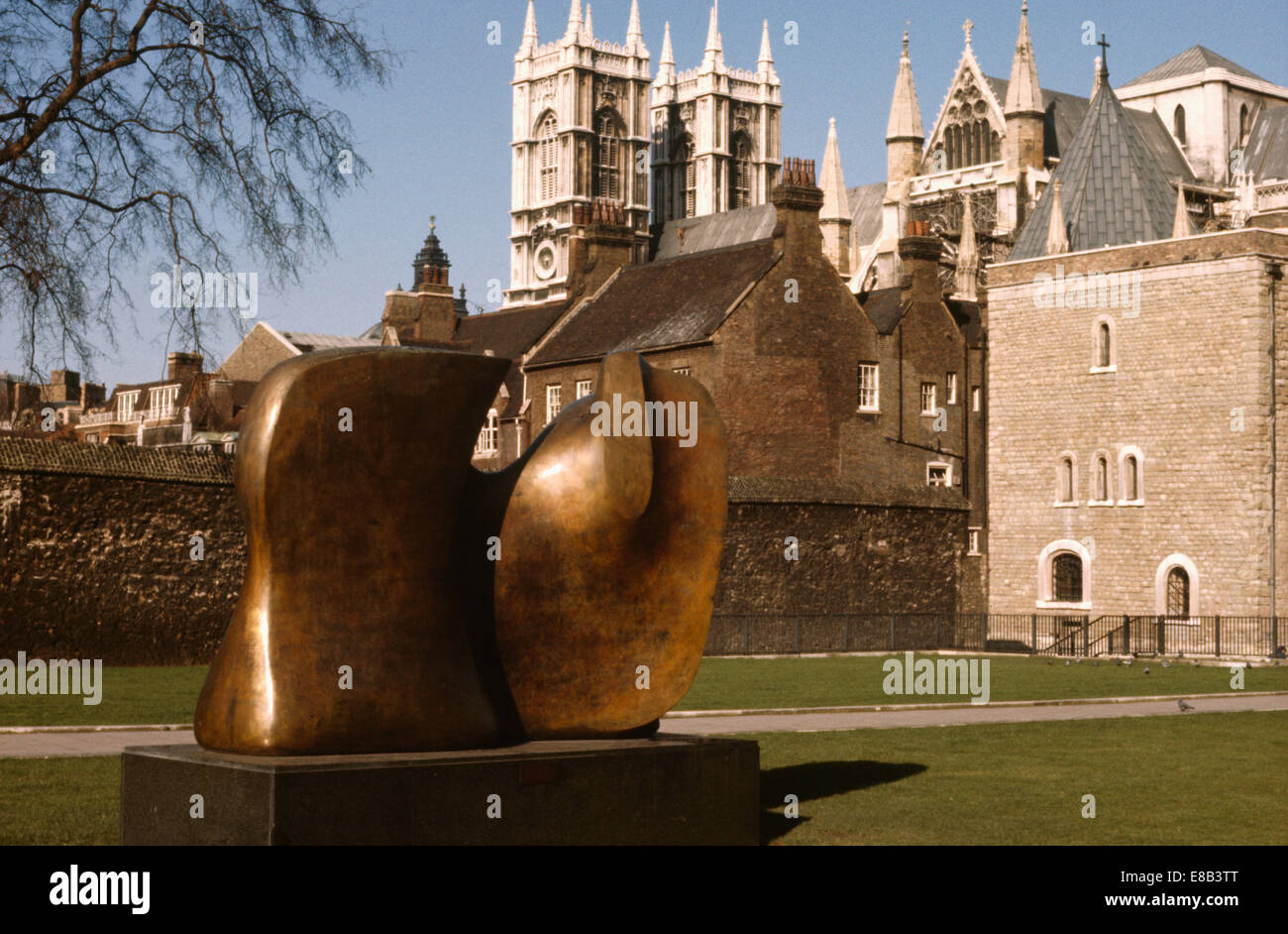 Henry Moore" scultura in bronzo nella motivazione della House of Lords, con l'Abbazia di Westminster in background Foto Stock