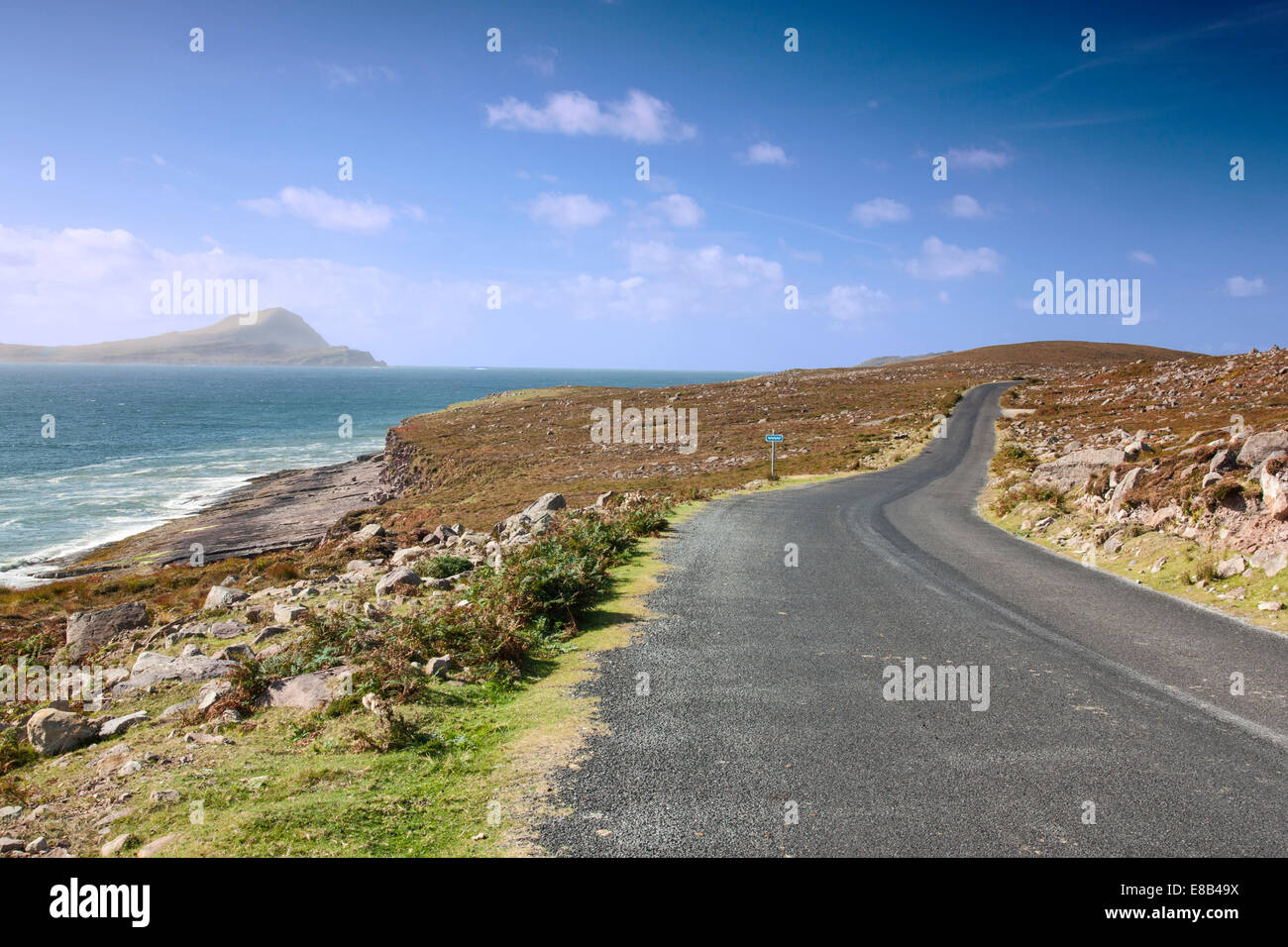 Strada costiera, Achill, Mayo, 26 settembre 2014, lungo la selvaggia Atlantic modo Achill Island, Mayo, Irlanda Foto Stock