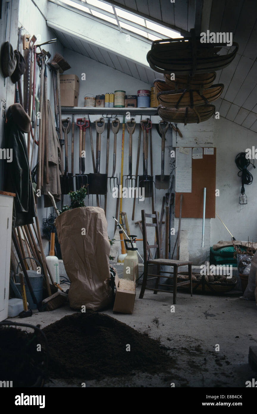 All'interno di un tradizionale giardino Potting Shed Foto Stock