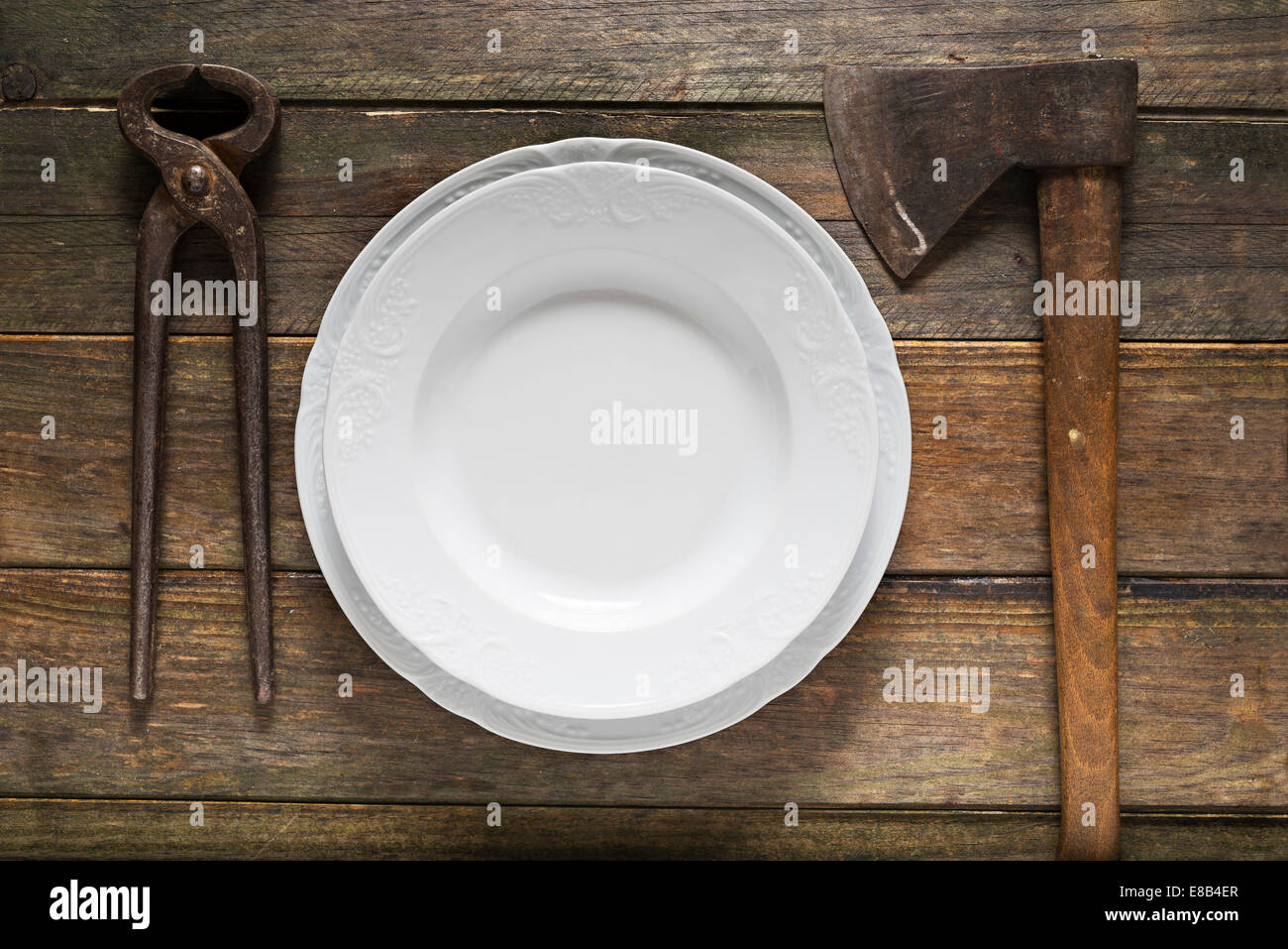 Ax e pinze come stoviglie Foto Stock