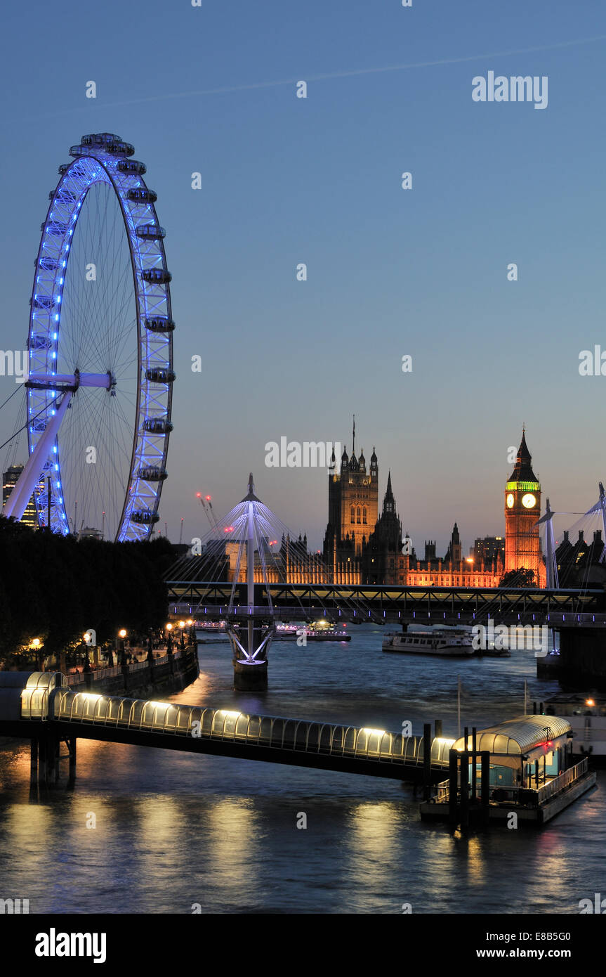 Lo skyline del Regno Unito di Londra si illuminava in prima serata, guardando verso Festival Pier, il London Eye e Westminster dalla South Bank Foto Stock