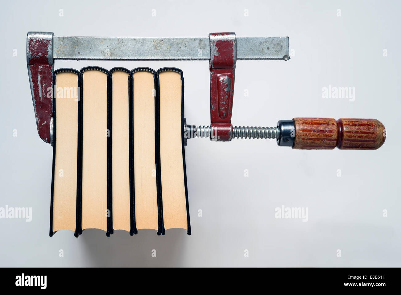 Concetto che illustrano i tradizionali libri la stampa utilizzando l'azione di Presss con morsetto a vite. Sfondo bianco Foto Stock