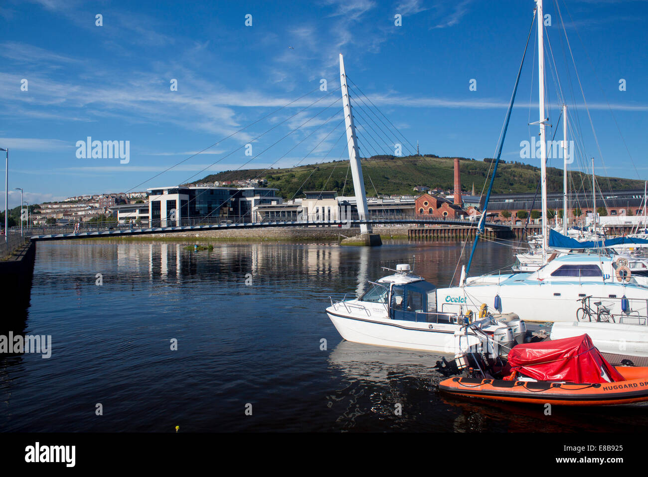 SA1 distretto ponte vela fiume Tawe e edifici per uffici in tarda serata luce Abertawe Swansea South Wales UK Foto Stock