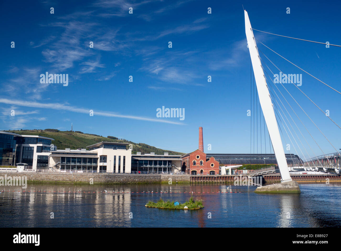 SA1 distretto ponte vela fiume Tawe e edifici per uffici in tarda serata luce Abertawe Swansea South Wales UK Foto Stock