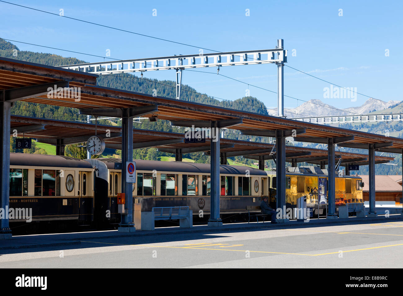 La stazione ferroviaria e il Goldenpass treno a Gstaad, Svizzera Foto Stock