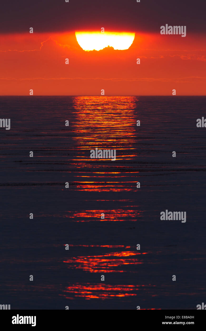 Tramonto sul cielo arancione che si riflette sull'Oceano Pacifico Foto Stock