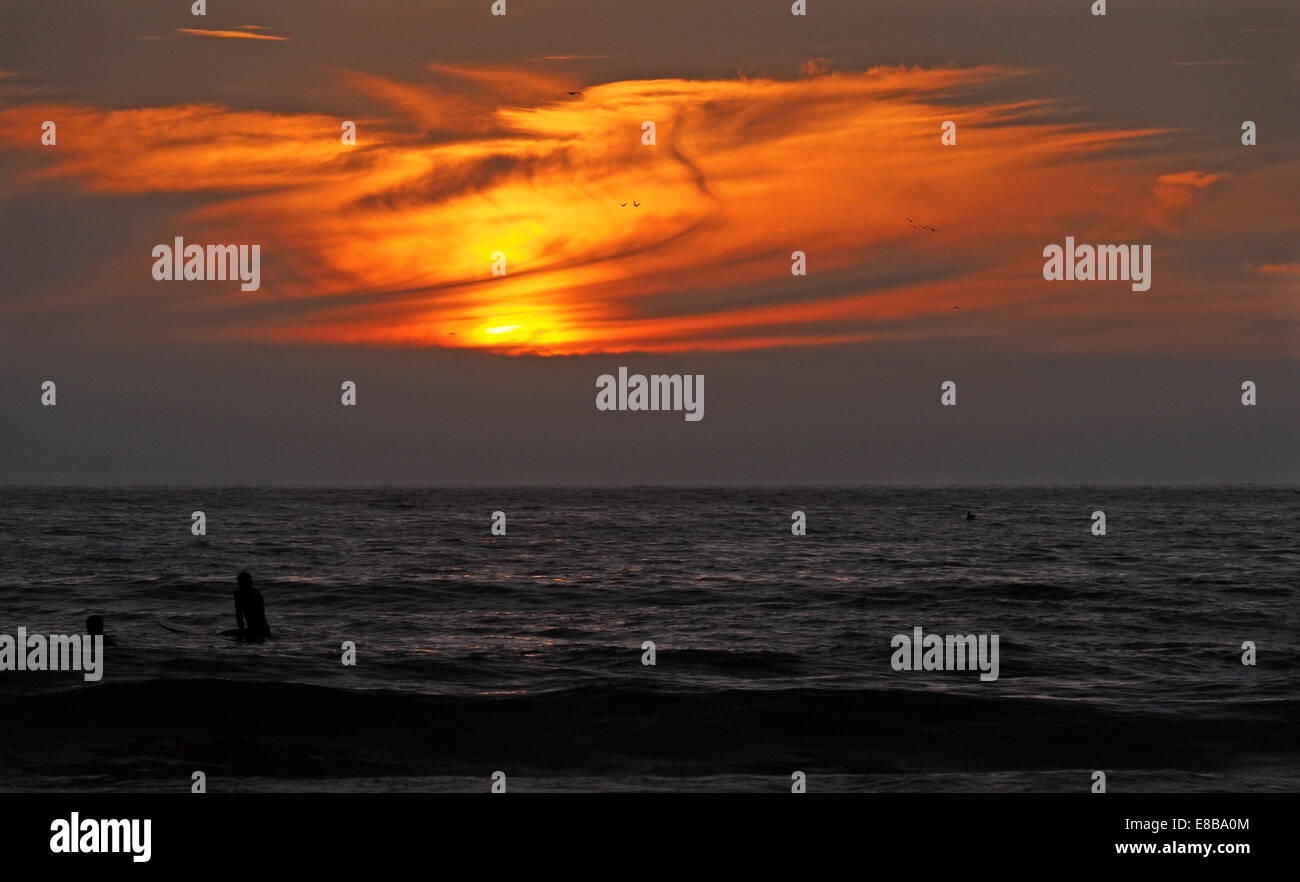 Il cielo rosso tramonta sull'Oceano Pacifico Foto Stock