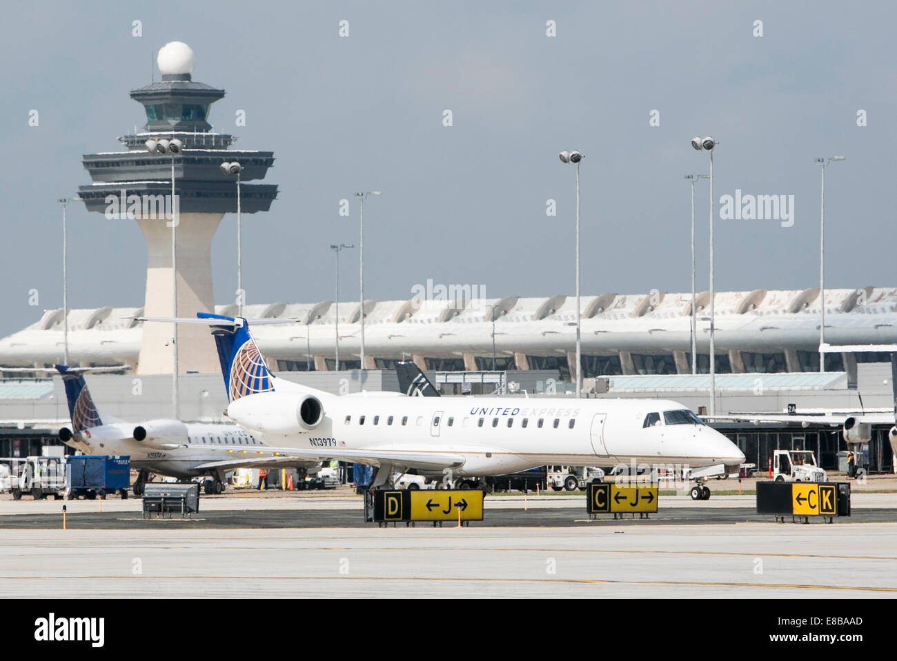 L'Aeroporto Internazionale di Dulles, Virginia, Stati Uniti d'America. Il 2 ottobre, 2014. Le operazioni degli aeromobili presso l'Aeroporto Internazionale Washington Dulles a Dulles, Virginia il 2 ottobre 2014. Credito: Kristoffer Tripplaar/Alamy Live News Foto Stock